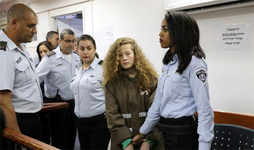 Ahed Tamimi ante un tribunal militar israelí La fiscalía israelí imputa a una joven palestina ante un tribunal militar